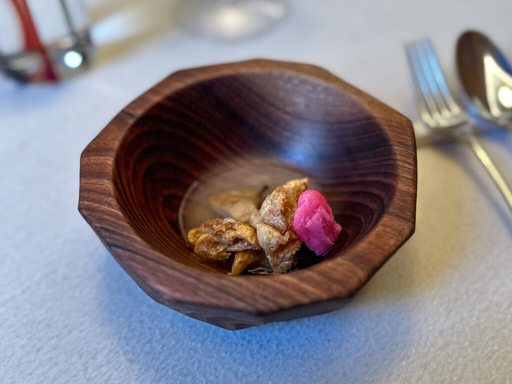 Fungo orecchia, shiso, pollo e gambero di Contraste dello chef Perdomo