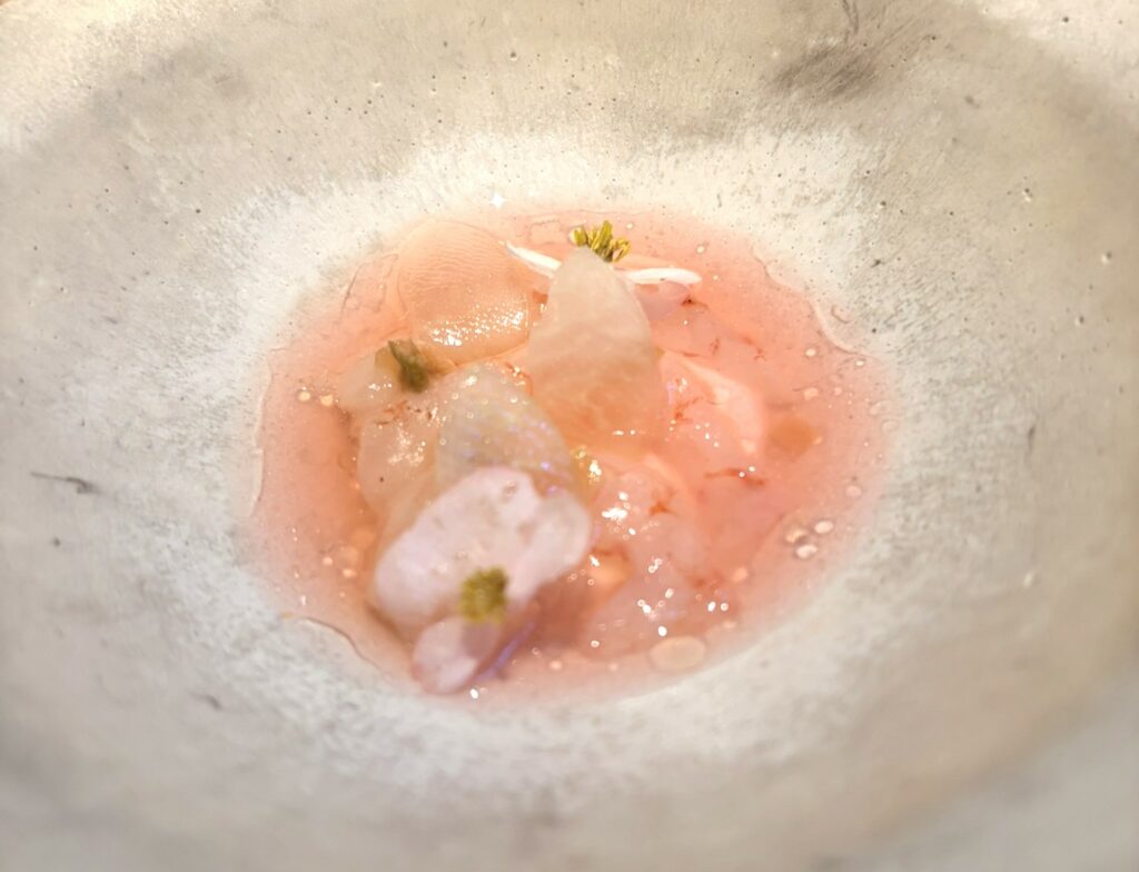 Gamberetti crudi affumicati a freddo, yogurt e prugne verdi di ekstedt