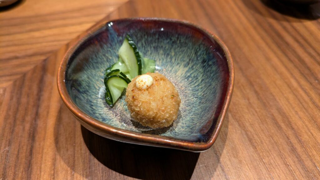 Benvenuto con crocchetta di pesce bianco, povere di pomodoro e sott'aceti di Kohaku, nella formula kaiseki