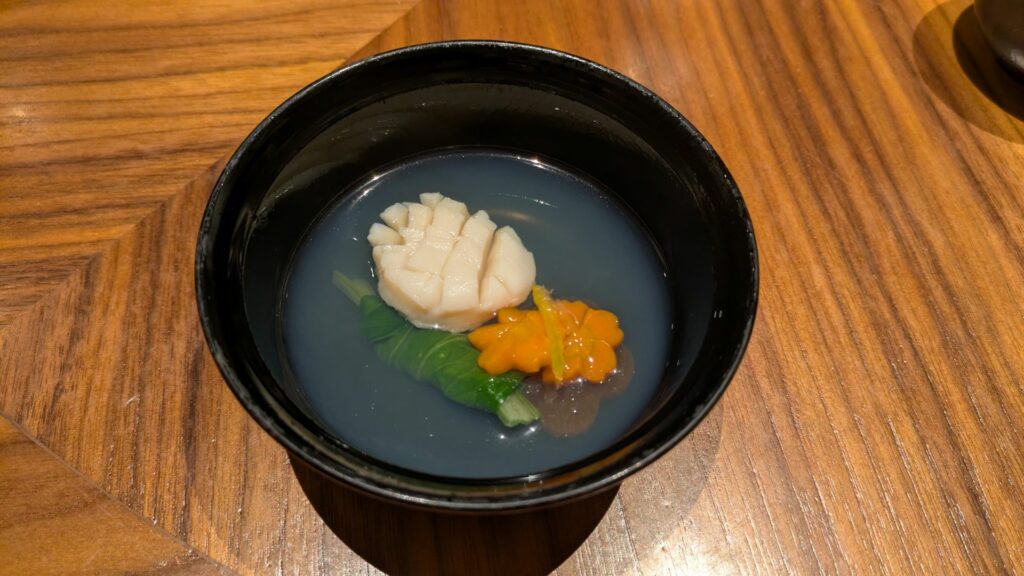 Capasanta, brodo di katsuodashi, scorza di yuzu, verdure di Kohaku, nella formula kaiseki