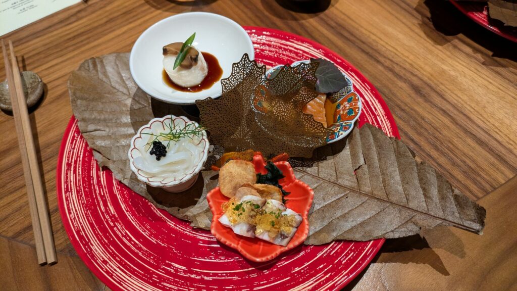 Salmone scottato, gel al lime e soia, ponzu
Merluzzo black cod, shiitake
Calamaro, acqua di pomodoro, olio allo yuzu-
Polpo, tosazu, wakame, chips di topinambur.
