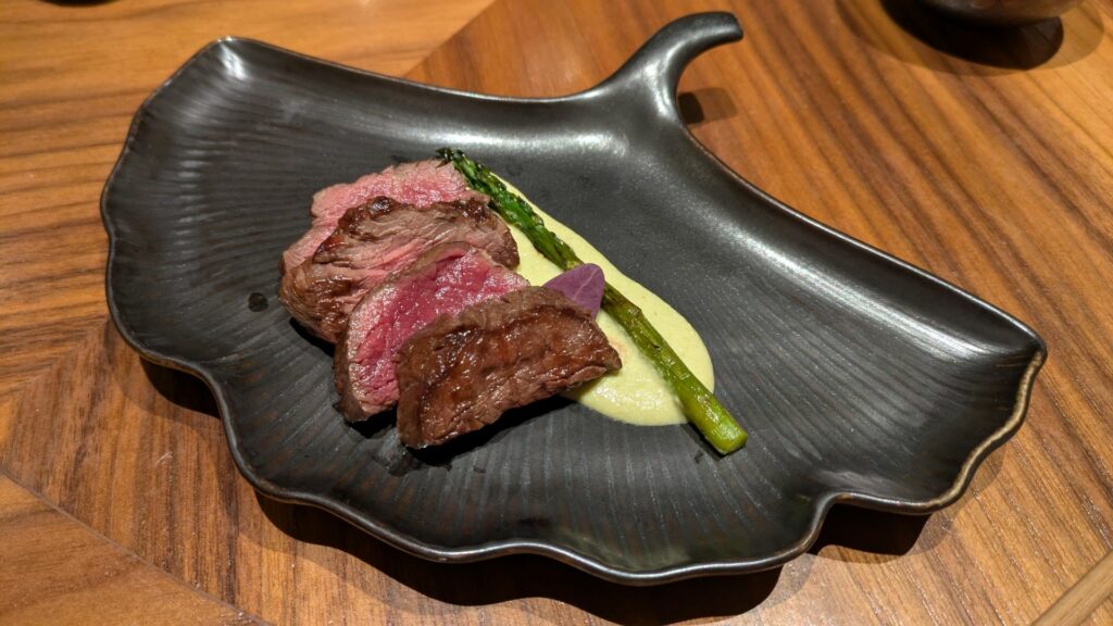 Tataki di manzo marinato, crema di asparagi di Kohaku, nella formula kaiseki