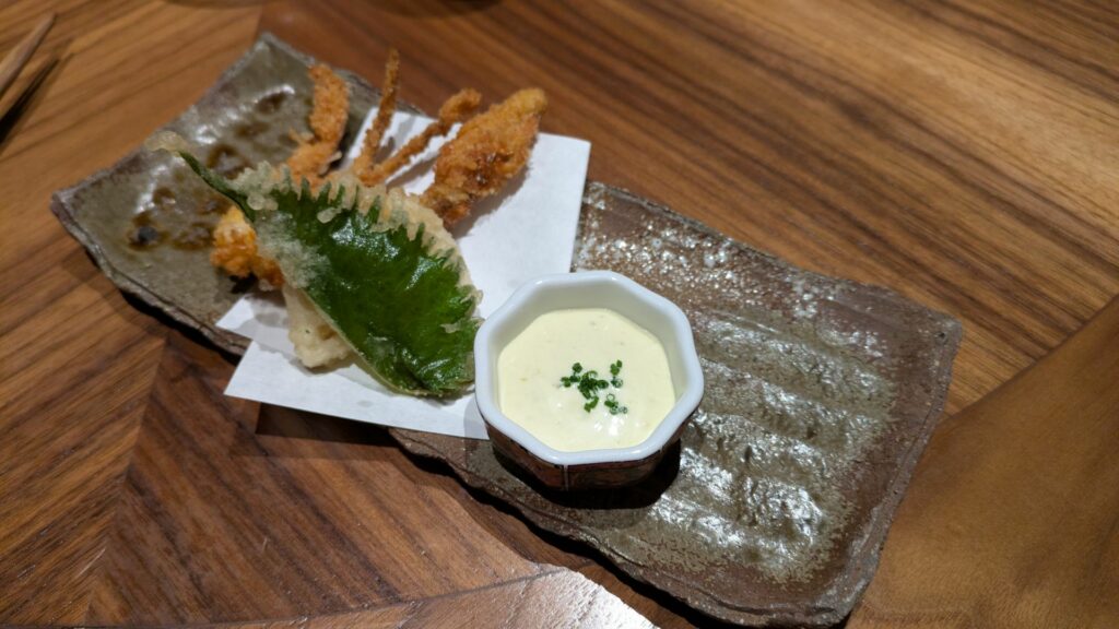Granchio soft shell, foglia di shiso, e 'renkon' radice di loto in tempura.