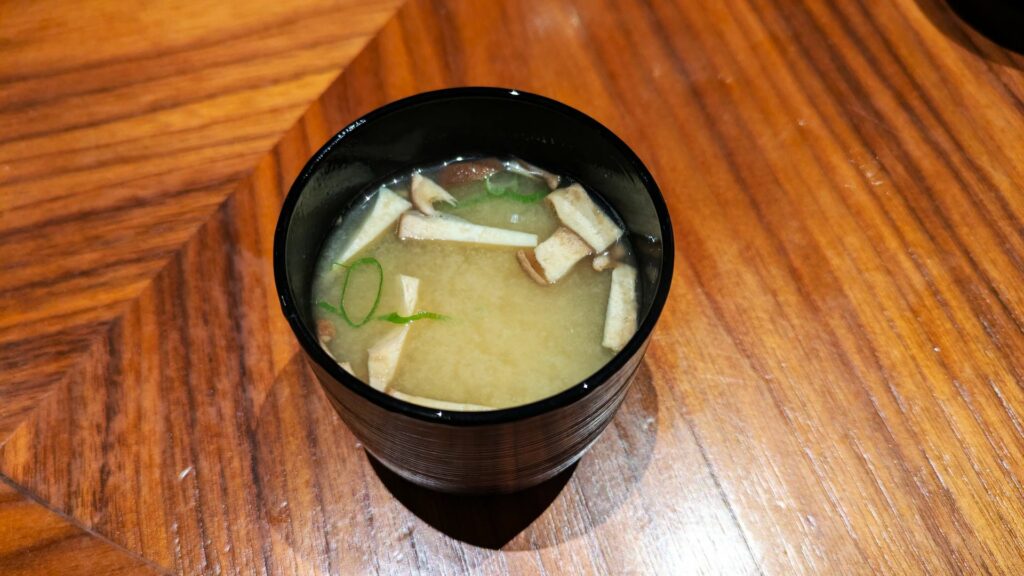 Zuppa di miso, alghe, tofu, negi di Kohaku, nella formula kaiseki