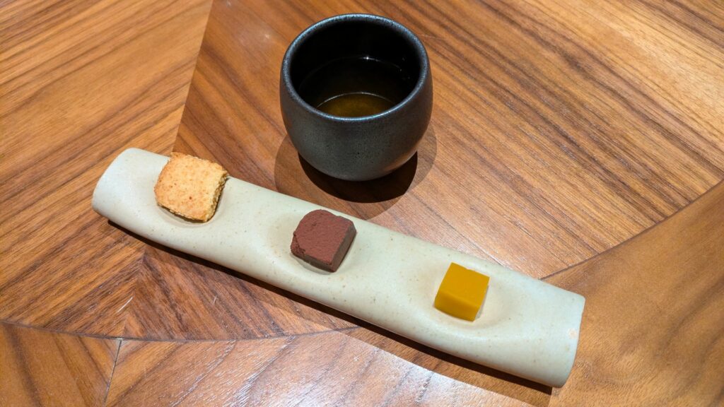 Piccola pasticceria accompagnata dal tè tostato Hojicha.