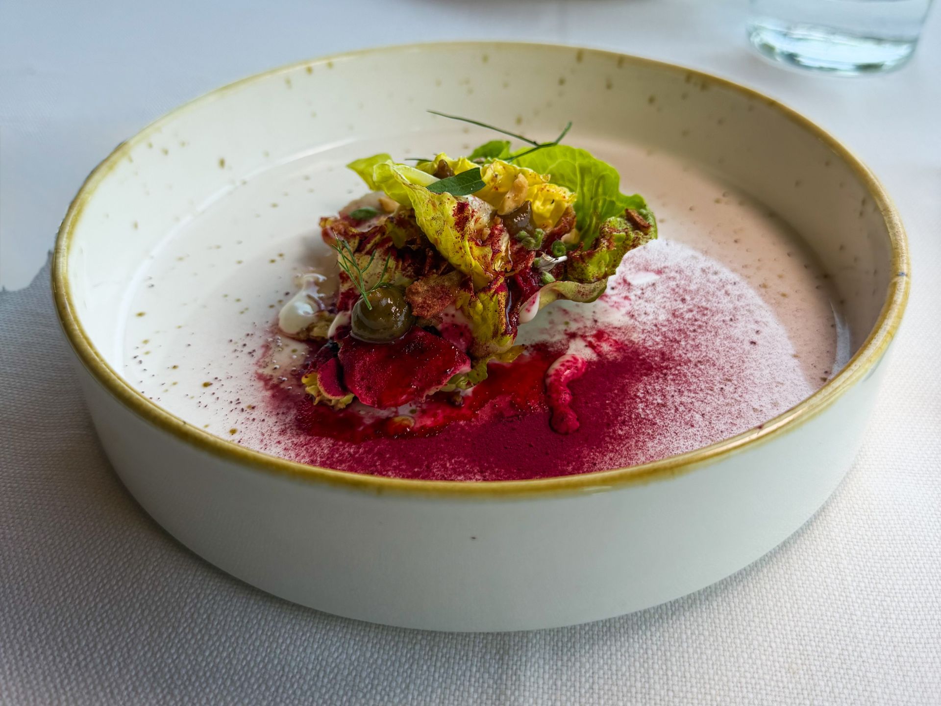 Insalata con banana affumicata, arachidi, cipolla croccante, yogurt e chutney di pomodori verdi di Lympha