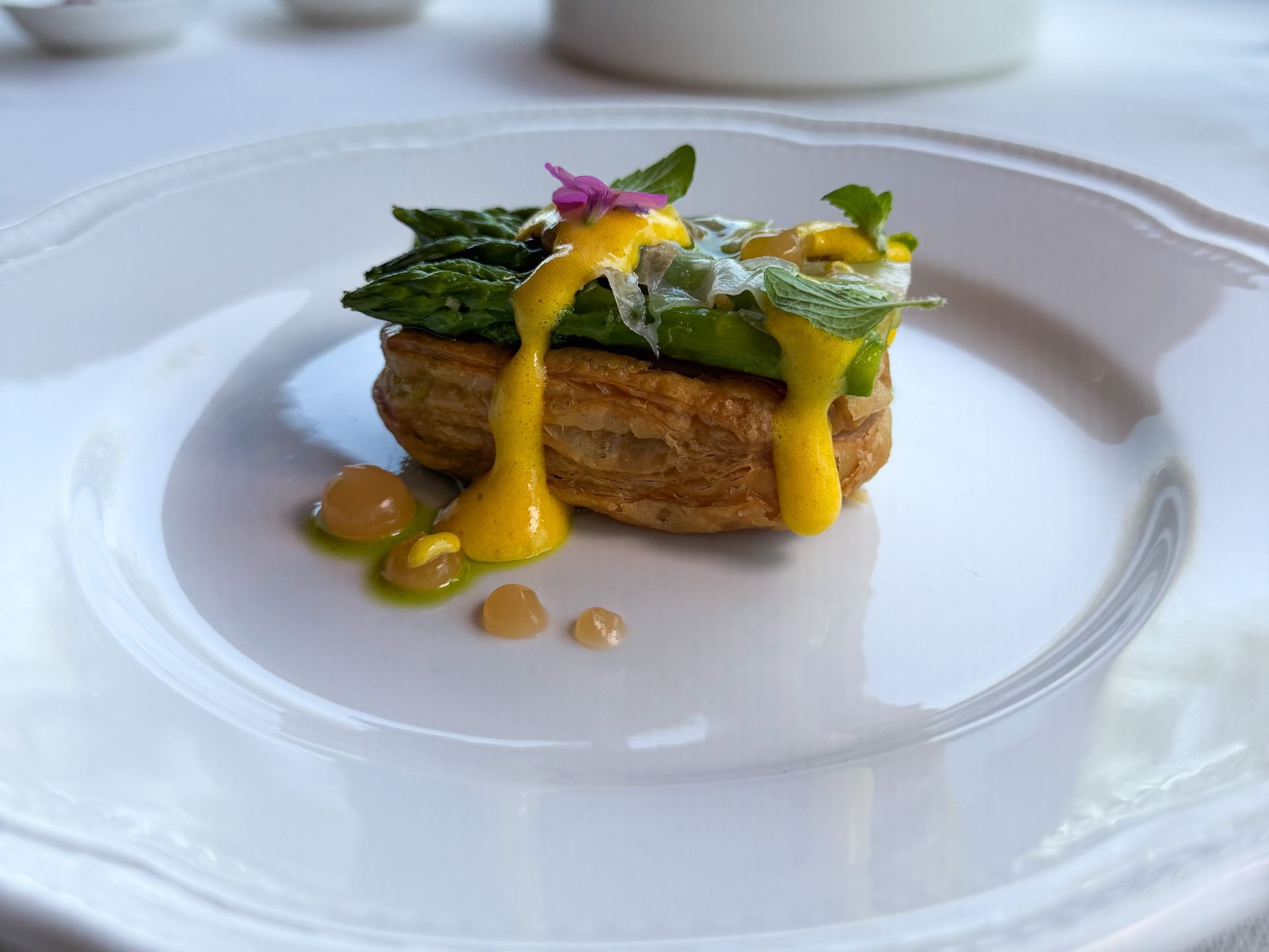 Asparagi cotti e crudi, sfoglia croccante, zabaione al macis, pancetta e pompelmo rosa di Lympha