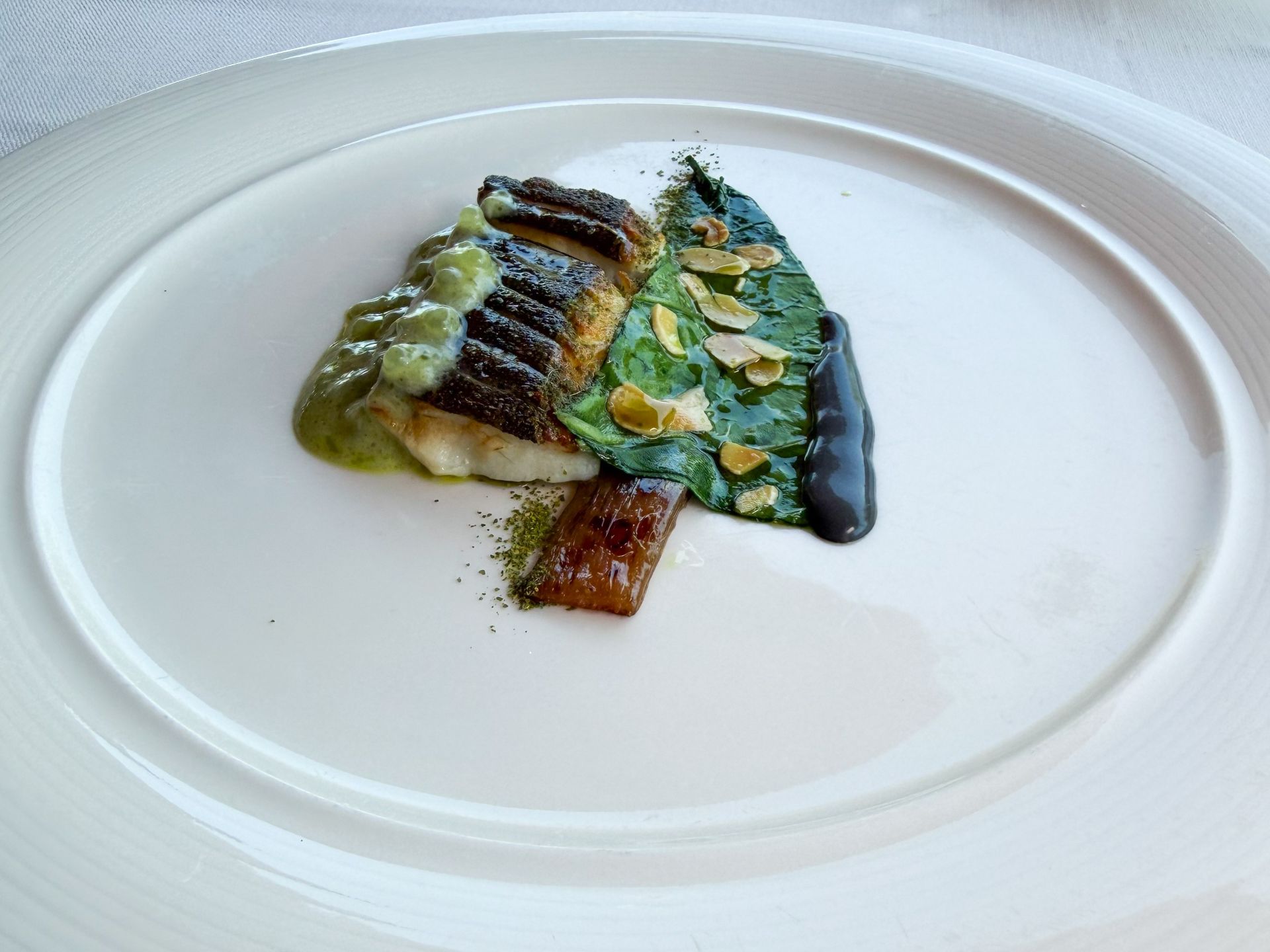 Salmerino, coste verdi, erbe acidule, mandorle e mascarpone.