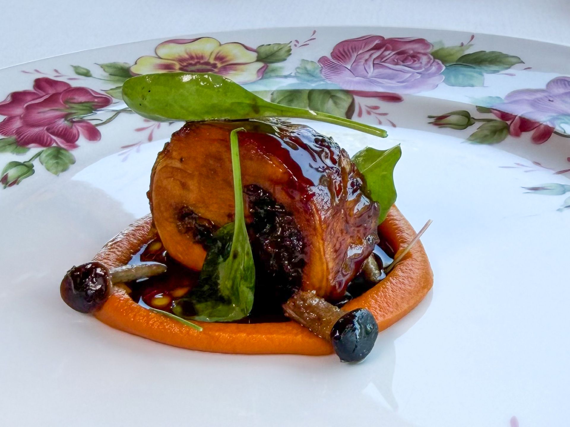 Porchetta di galletto alla boscaiola, funghi, patata dolce e il suo fondo.