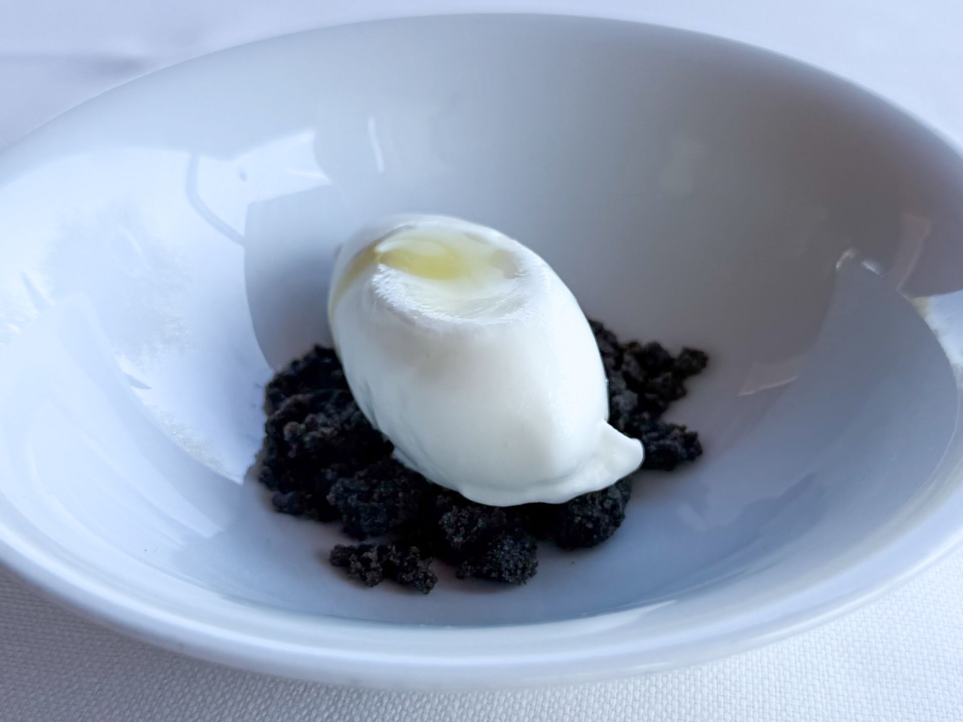 Gelato fiordilatte, olio extravergine d’oliva e grano arso di Lympha