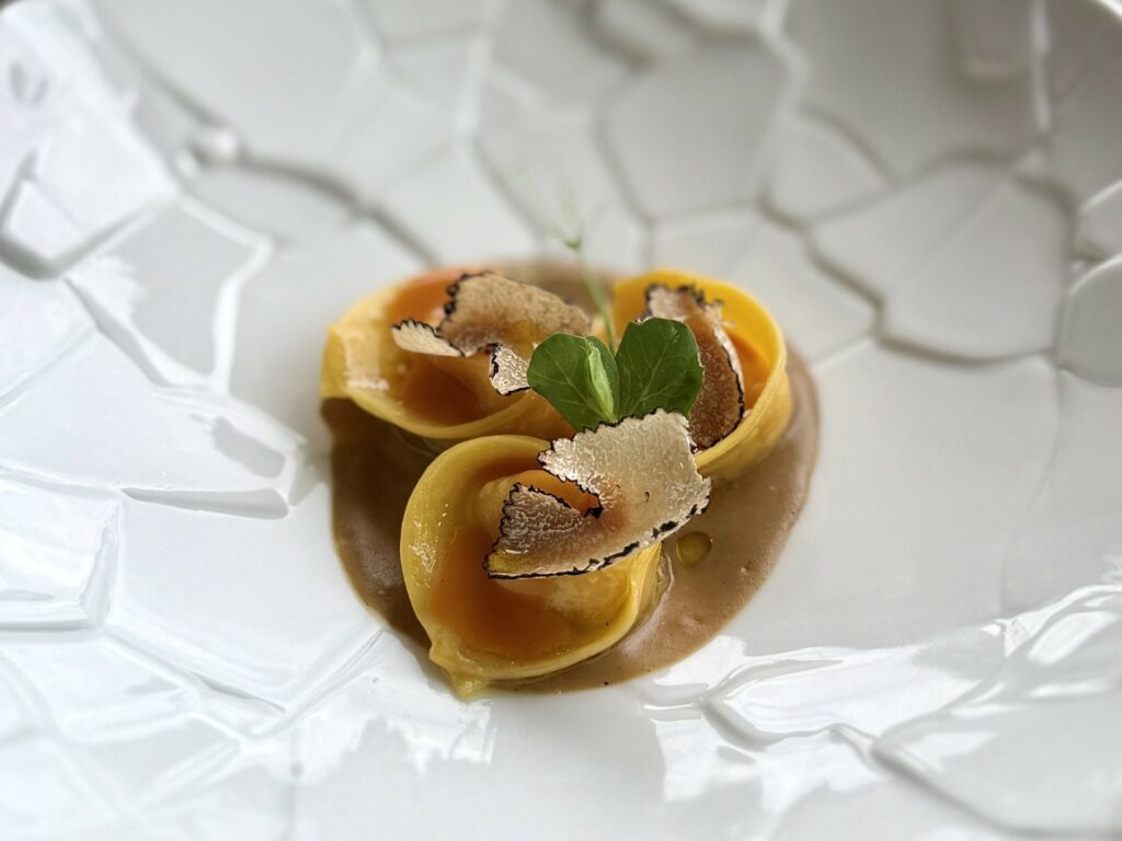Raviolo in farcia di crostacei del Nui Restaurant