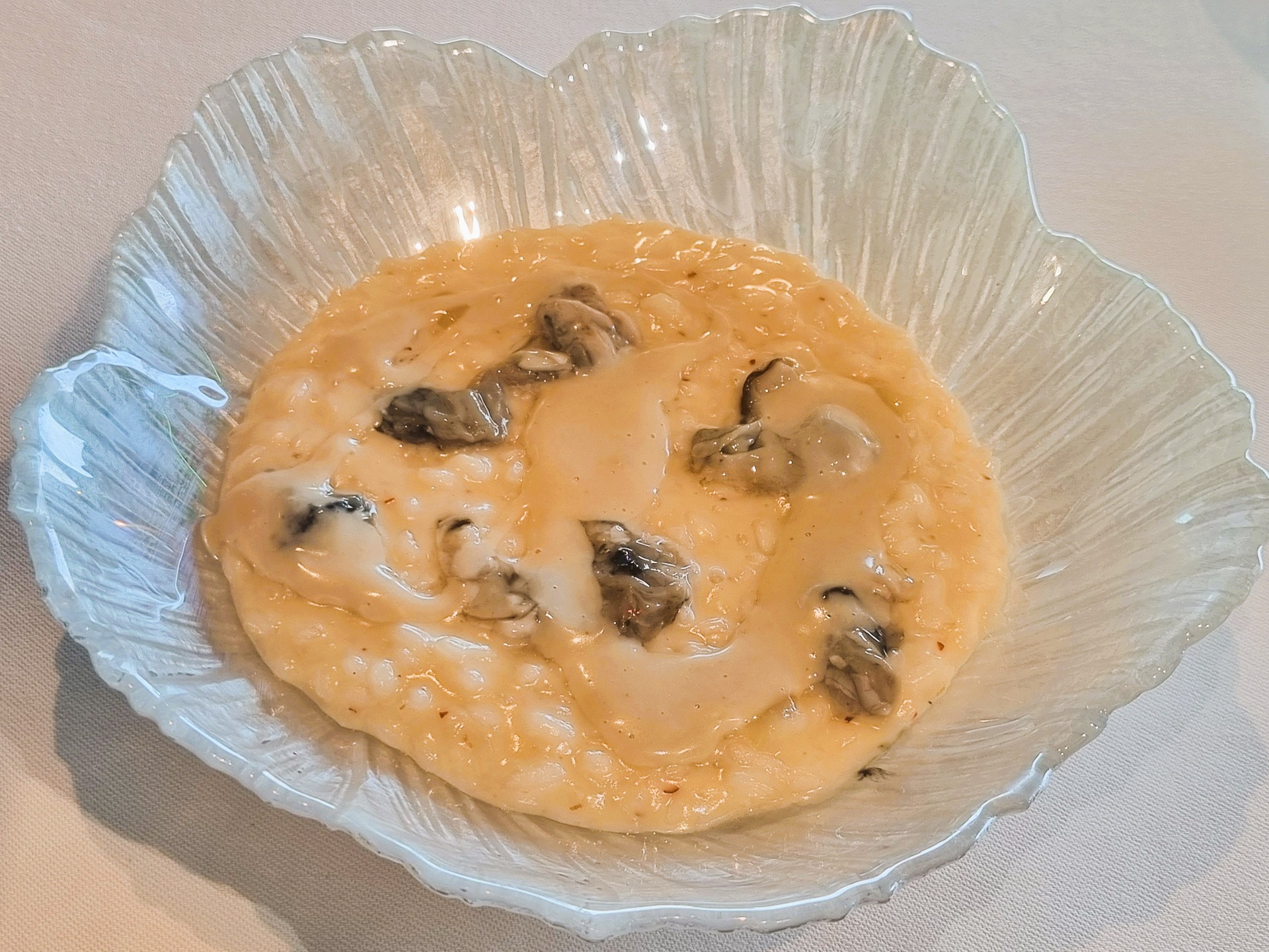 Risotto all’ostrica, salsa mignonette e limone fermentato.