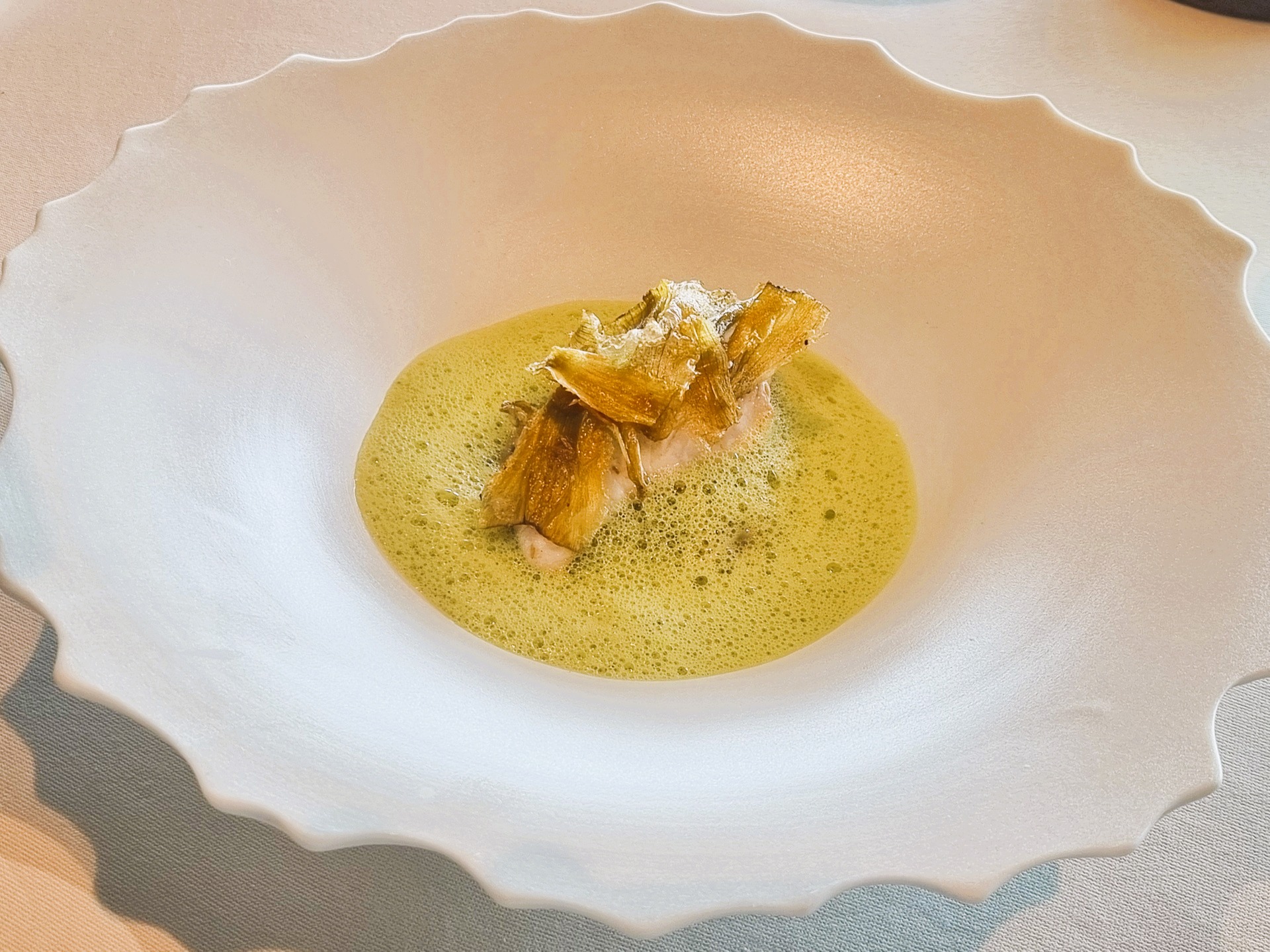 Ricciola in primavera, emulsione alle foglie di fico e carciofi.
