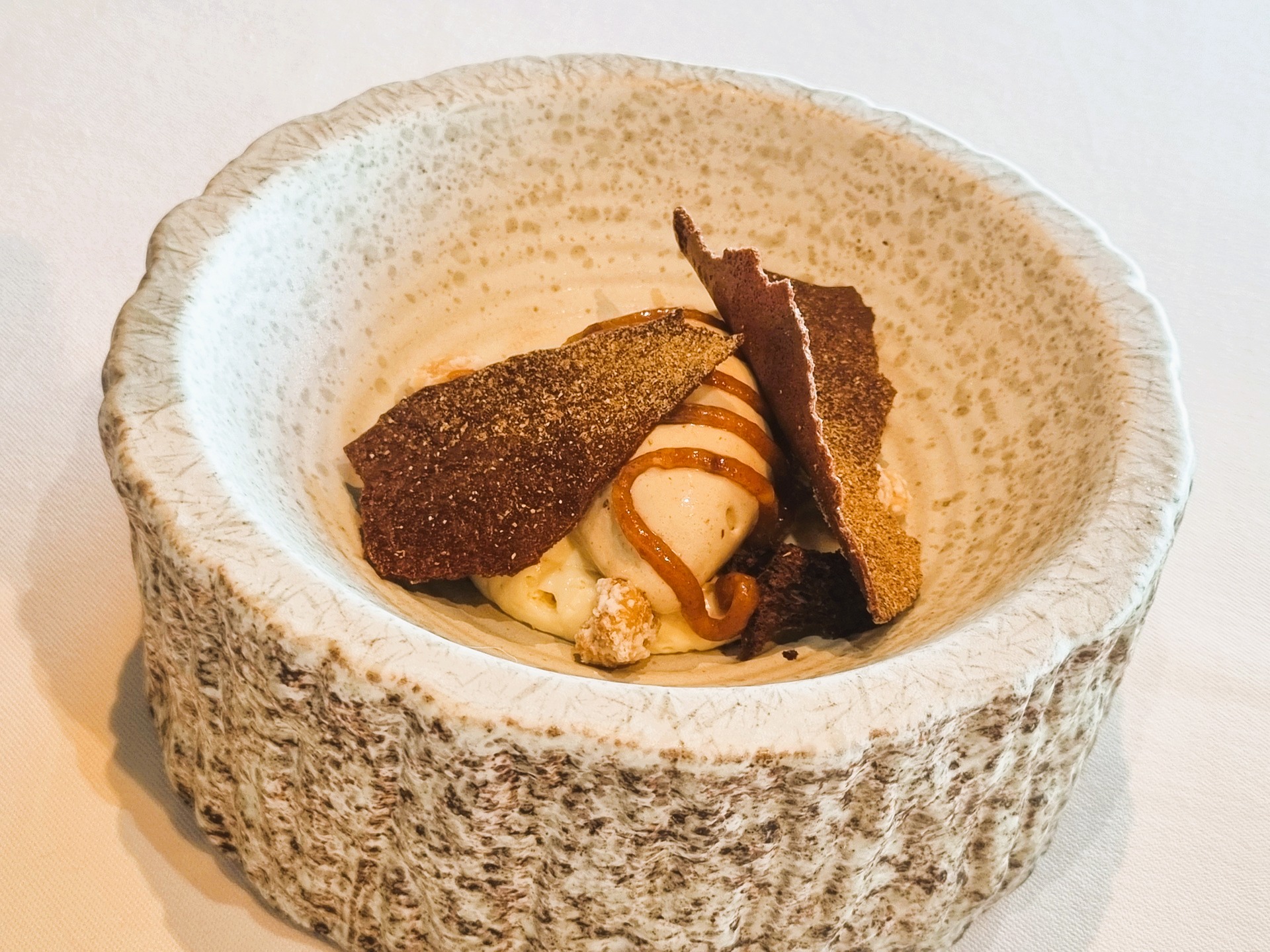 Cremoso al caramello salato, gelato ai porcini, cioccolato e pralinato d’arachidi.