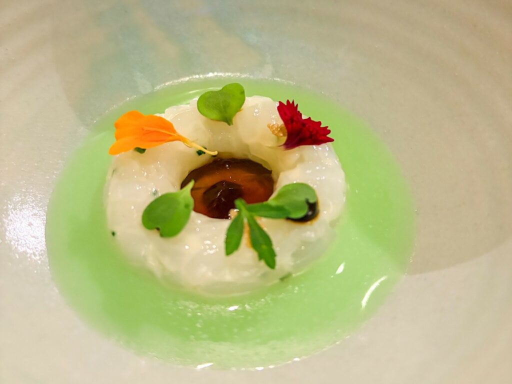 tartare di calamari con succo di mela verde e liquirizia di Lasarte