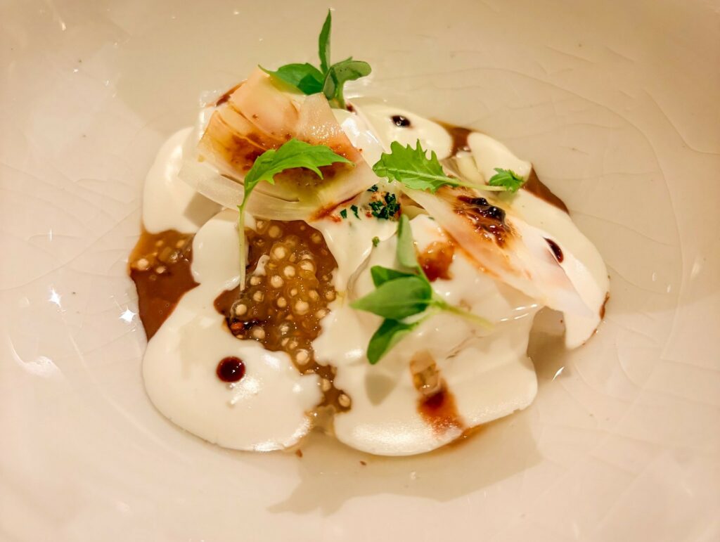 Merluzzo con salsa pil-pil al cacao, caramello di tapioca, finocchio e parmigiano.