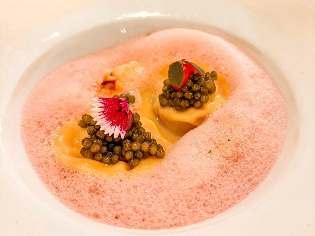Ravioli di crostacei nel loro brodo, burrata e champagne.