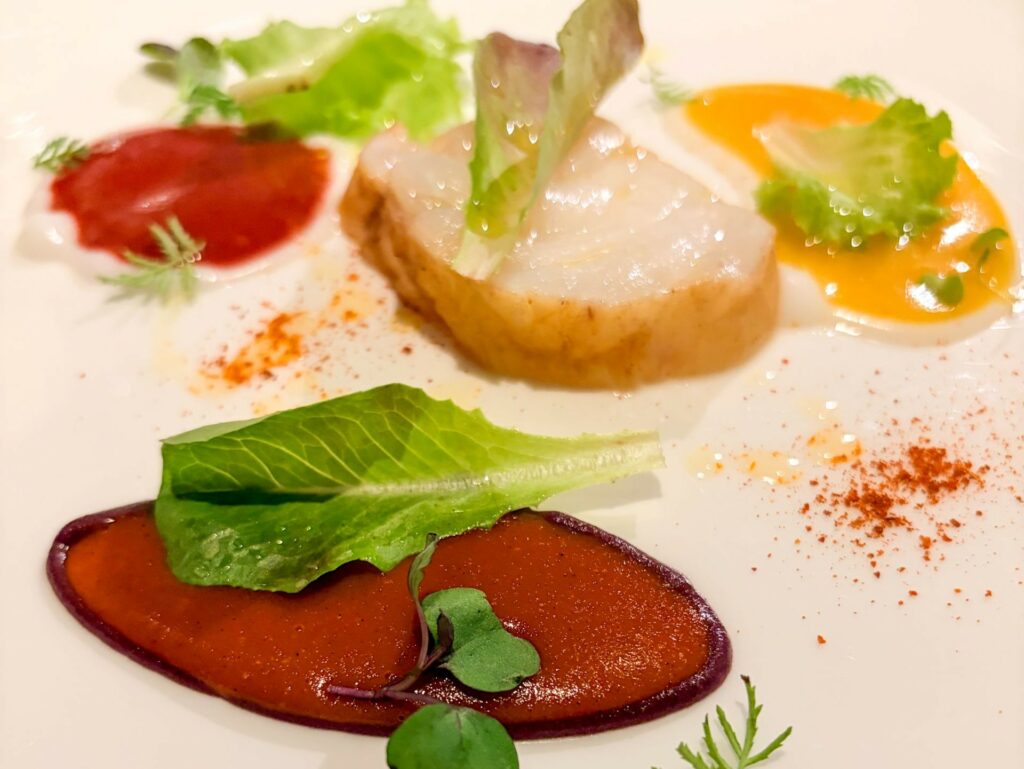 Medaglione di rana pescatrice speziato servito con salse assortite e lime kaffir di Lasarte