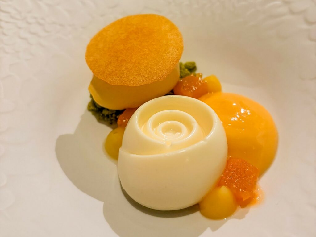 Albicocca, cardamomo verde e pistacchio.
