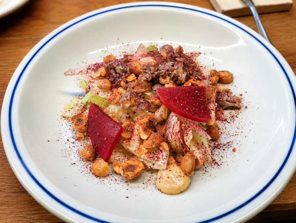 Insalata di radicchio, olive, scalogno, nocciola, mela.
