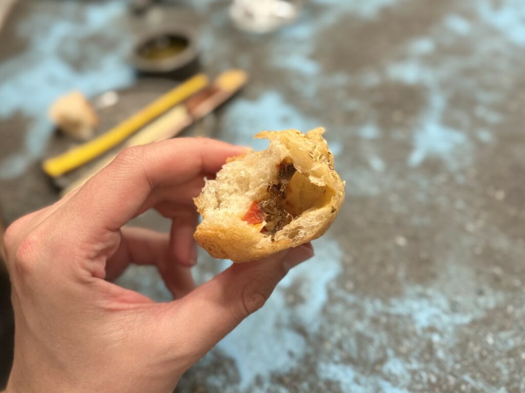 L'ottimo ripieno del mini sfincione del Blum di Taormina