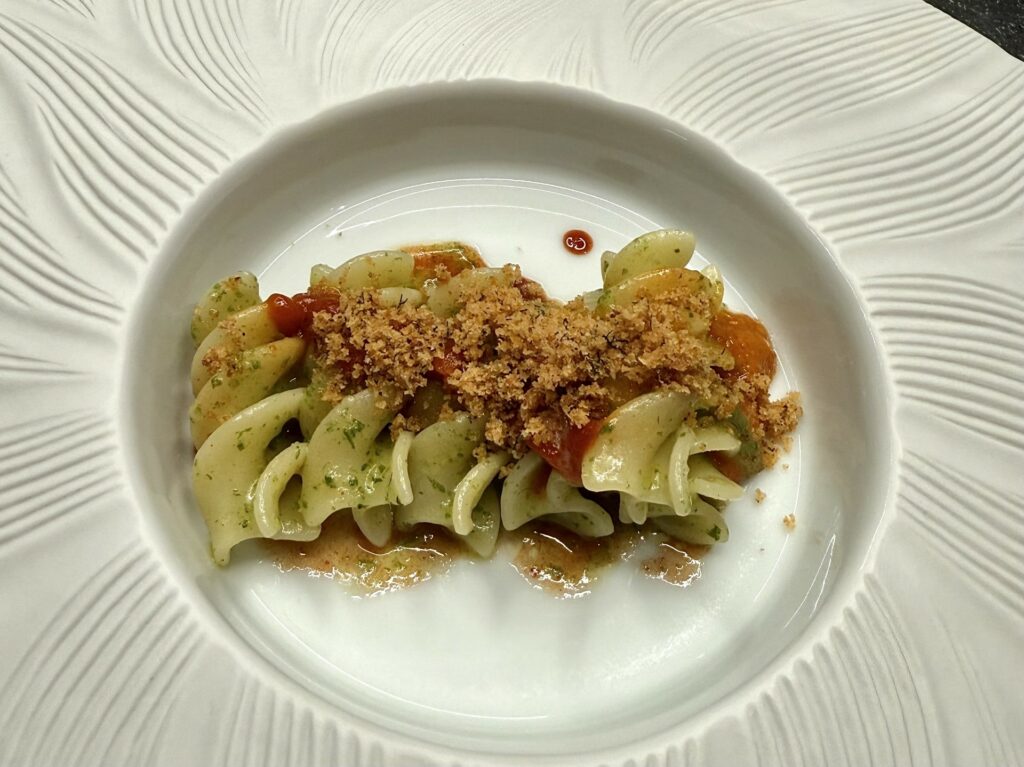 Fusillone, pomodoro, ricci, lardo all'aglio orsino del Blum di Taormina