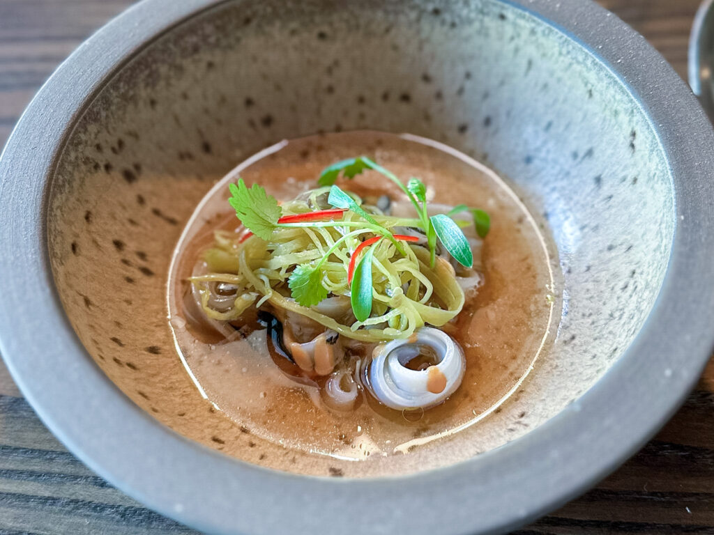 Sfoglie di calamari come un Som Tam, consommè profumato alla galanga