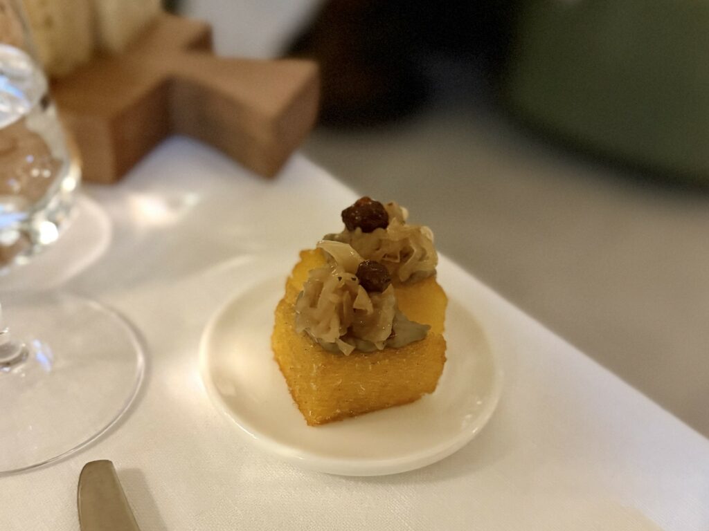 Polenta e saor di sarde, un omaggio dello chef alla sua regione d'origine.