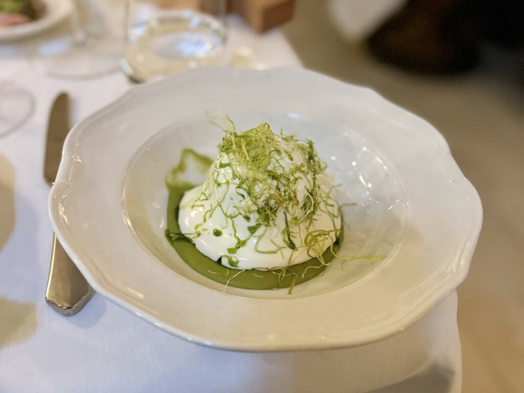 Carciofo cotto alla brace, provola affumicata, crema di porri e patate.