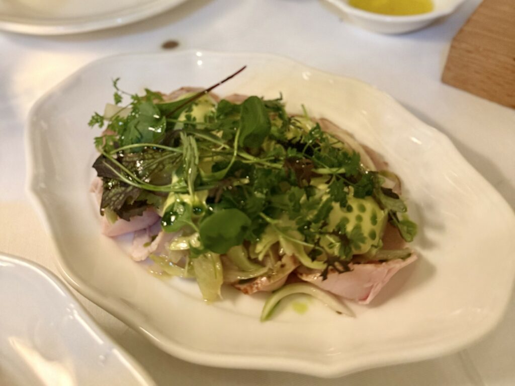 Girello di vitello arrosto, salsa acciuche e capperi, puntarelle all'aceto.