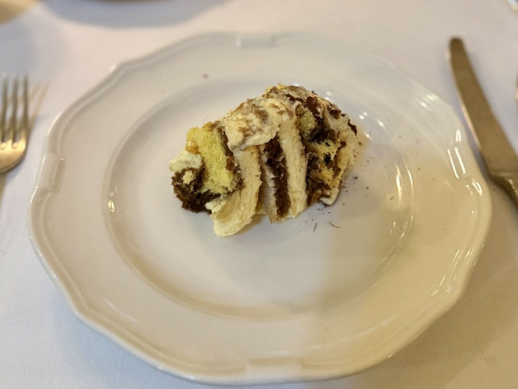 La porzione di tiramisù del ristorante La Gamella
