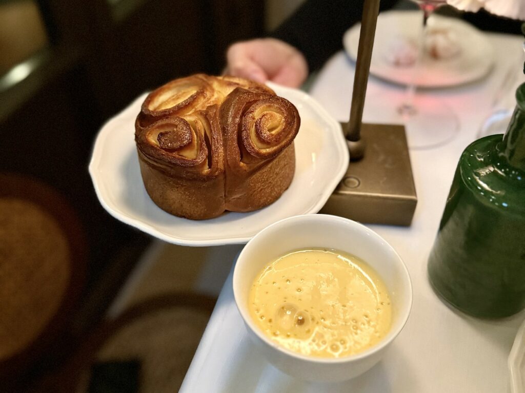 Torta di rose e zabaione al vin santo del ristorante La Gamella