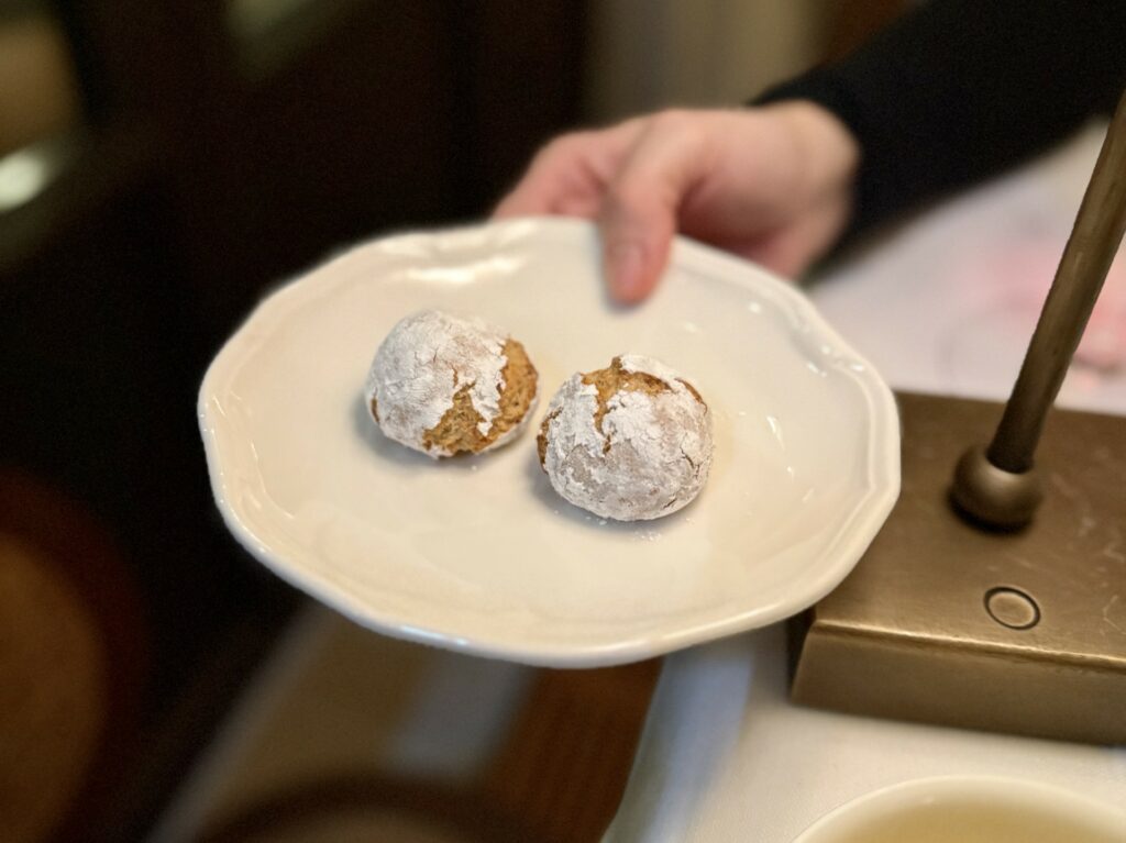 I ricciarelli a chiudere il pasto del ristorante La Gamella