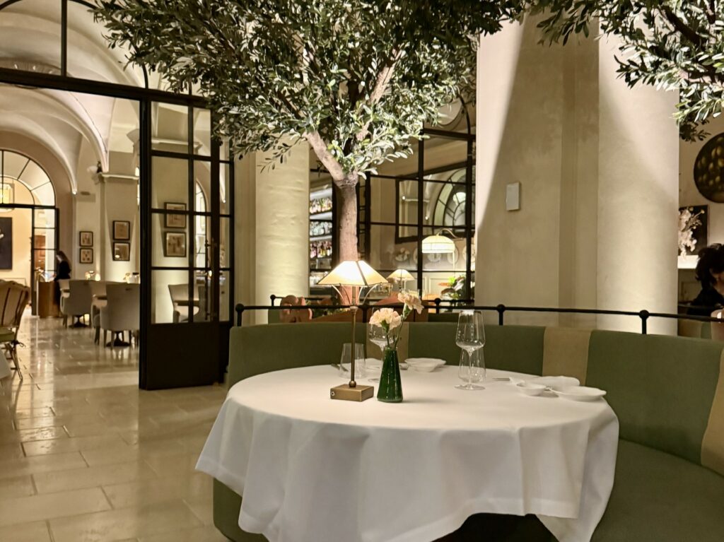 Uno scorcio della sala del ristorante La Gamella