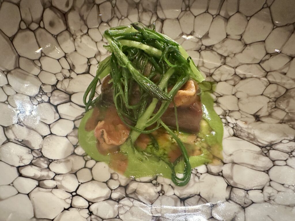 Lingua di manzo al barbecue glassata, lumachine di mare in porchetta, salsa verde e agretti