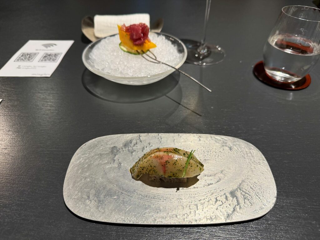 Fish toast e pesto di cham-namul; mango e bresaola di manzo coreano
