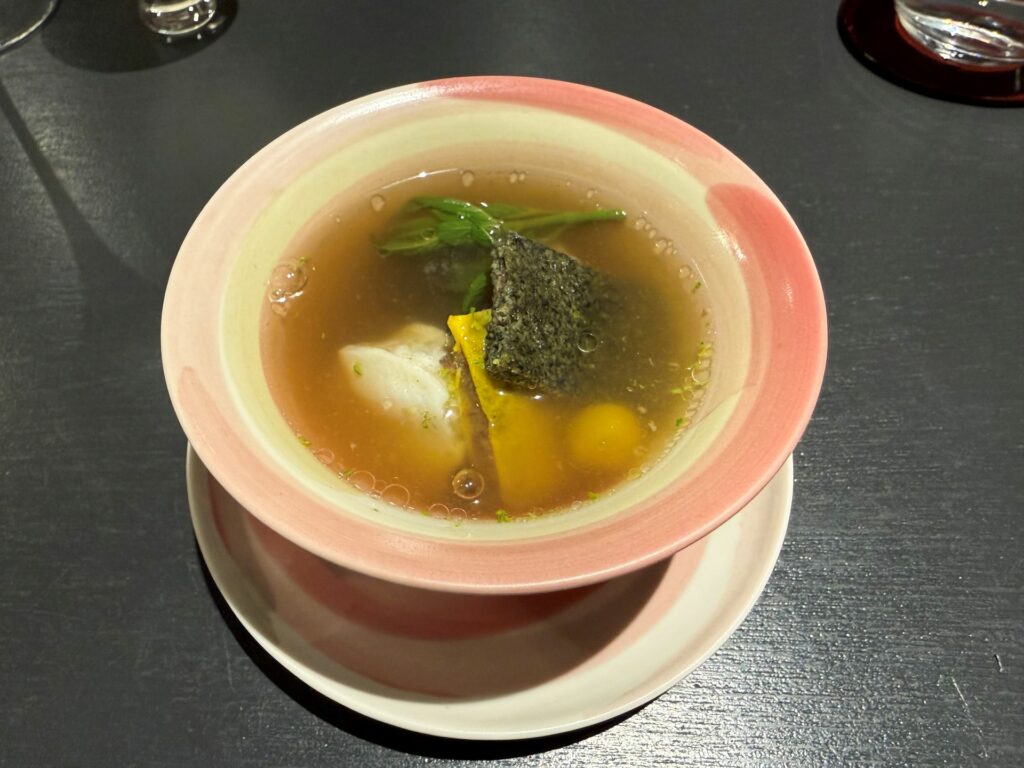 Mingling pot: brodo di pesce, manzo hanwoo e funghi