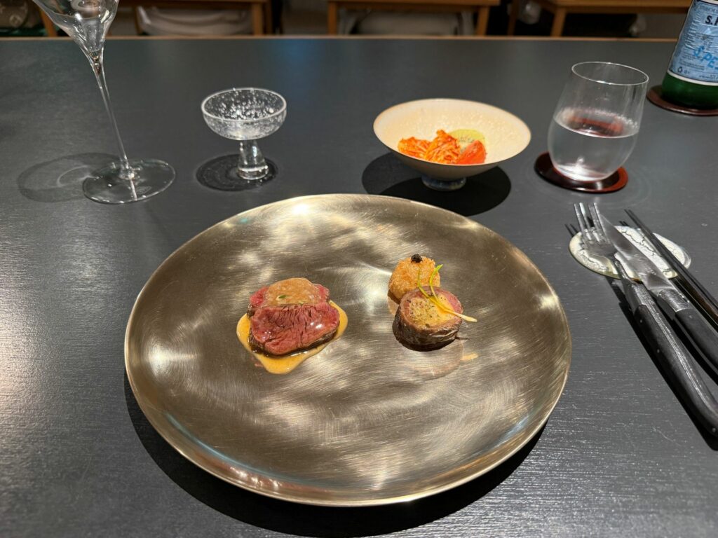 Hanwoo, roll di abalone e manzo, kimchi