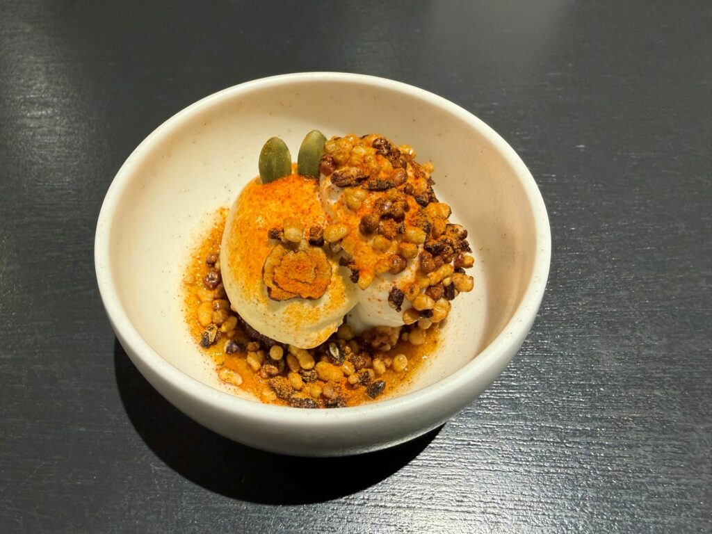 Jang trio: creme brulee al doenjang, pecan al ganjang e riso soffiato al gochujang