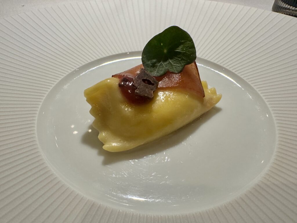 Ravioli ripieni di Provolone Sigillo Rosso con susine al Valpolicella e gruè di cacao di Sadler a Milano