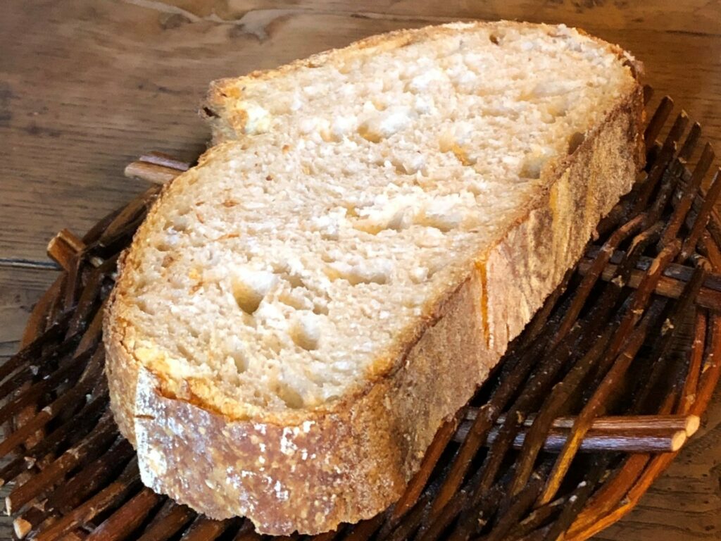 Pane fatto in casa con farina di grani antichi e lievito madre