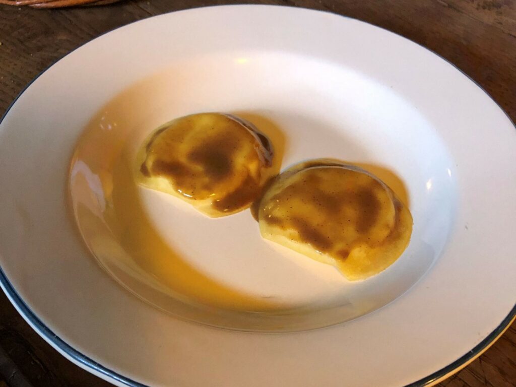 Ravioli di pasta all’uovo, ricotta di pecora, riduzione di ginepro