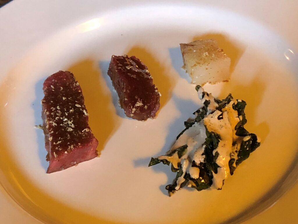 Pecora arrostita: carré, filetto, grasso, borragine alla brace e crema di noci