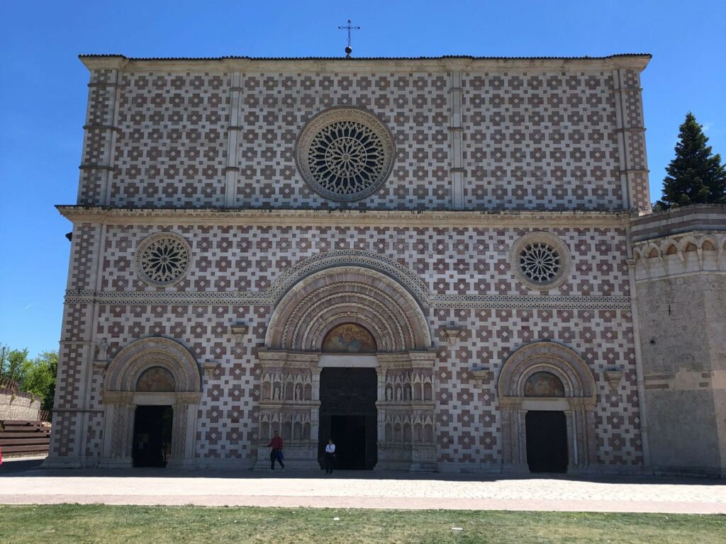 La splendida Basilica di Collemaggio, non lontano.