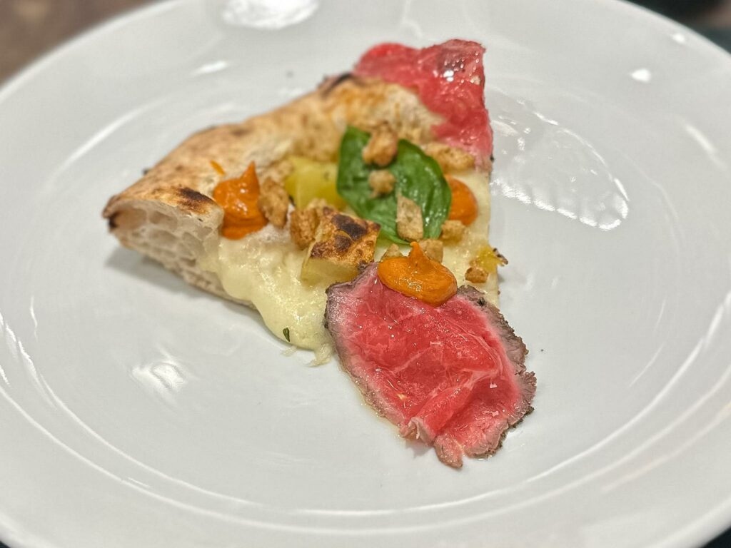 Pizza-iola: carpaccio di manzo, patate al rosmarino, salsa alla pizzaiola e pane croccante di Sasà Martucci