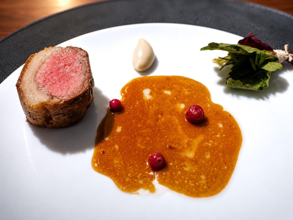Agnello con ribes sotto sale, rosmarino ed erbe aromatiche