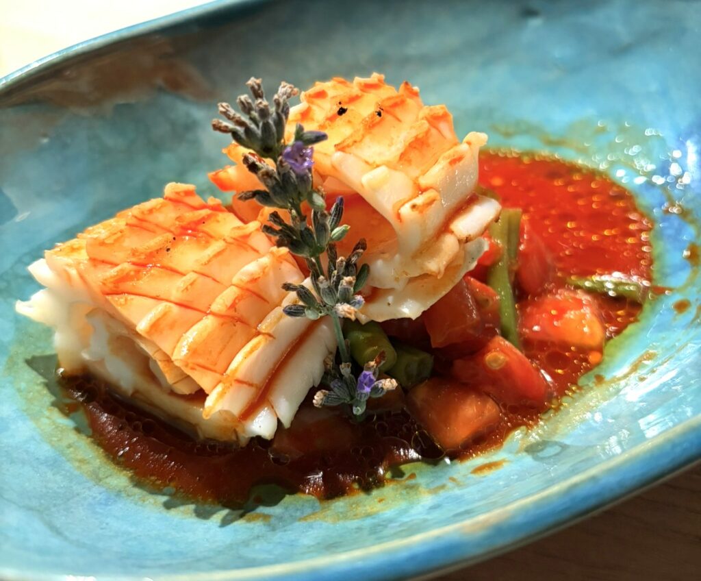 Calamaro alla brace con battuto di pomodoro costoluto, spremuta di peperone al rosmarino e lavanda.