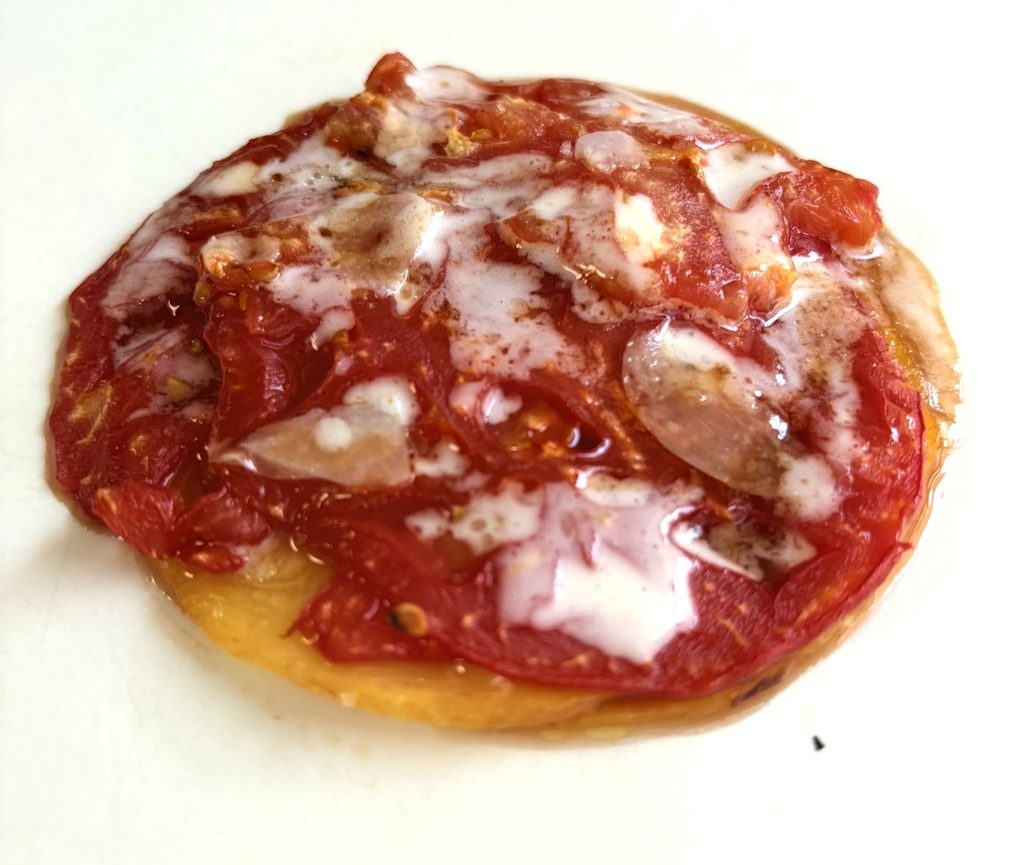 Pomodoro e pesca al forno, aglio di Resia ed acqua di mandorle.
