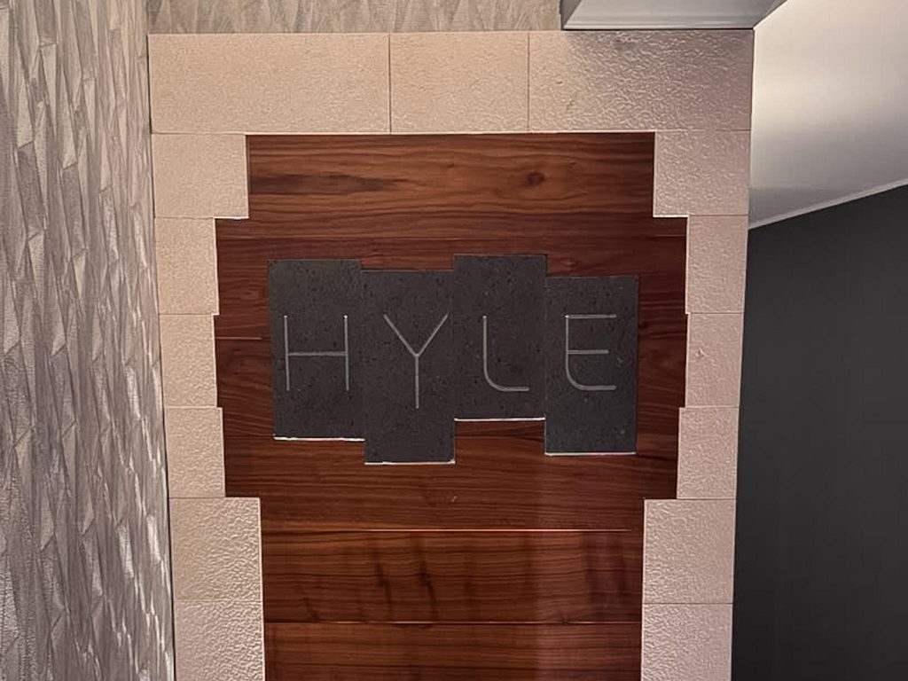 L'insegna del locale Hyde in Calabria