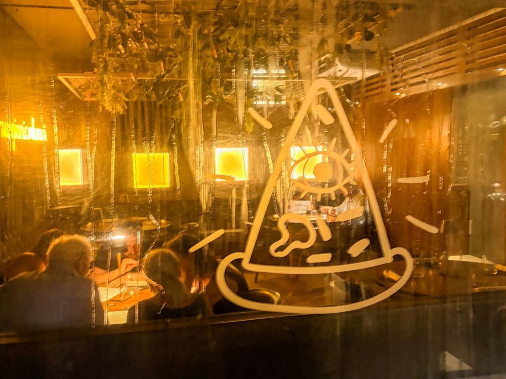 Un dettaglio della sala di Bob Alchimia a Spicchi